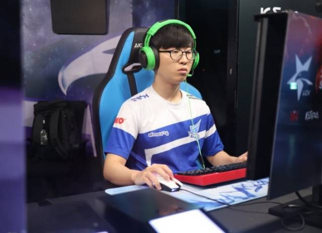 狮城水手亚冠二级四强战悉尼 拜仁和尤文前大将科斯塔料来新.