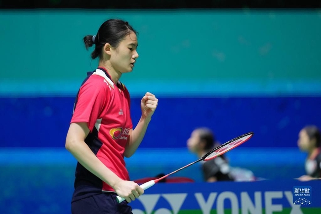 看看什么水平？樊振东身穿皇马球衣和青少年踢足球